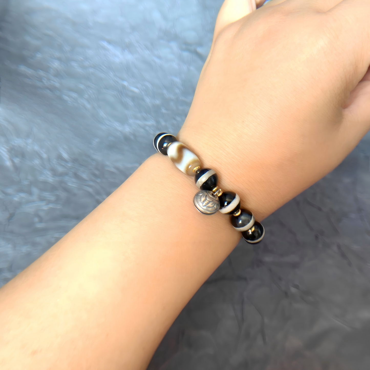 Pure Black and White Tiger Tooth Dzi Bracelet – Strength, Balance & Protection”