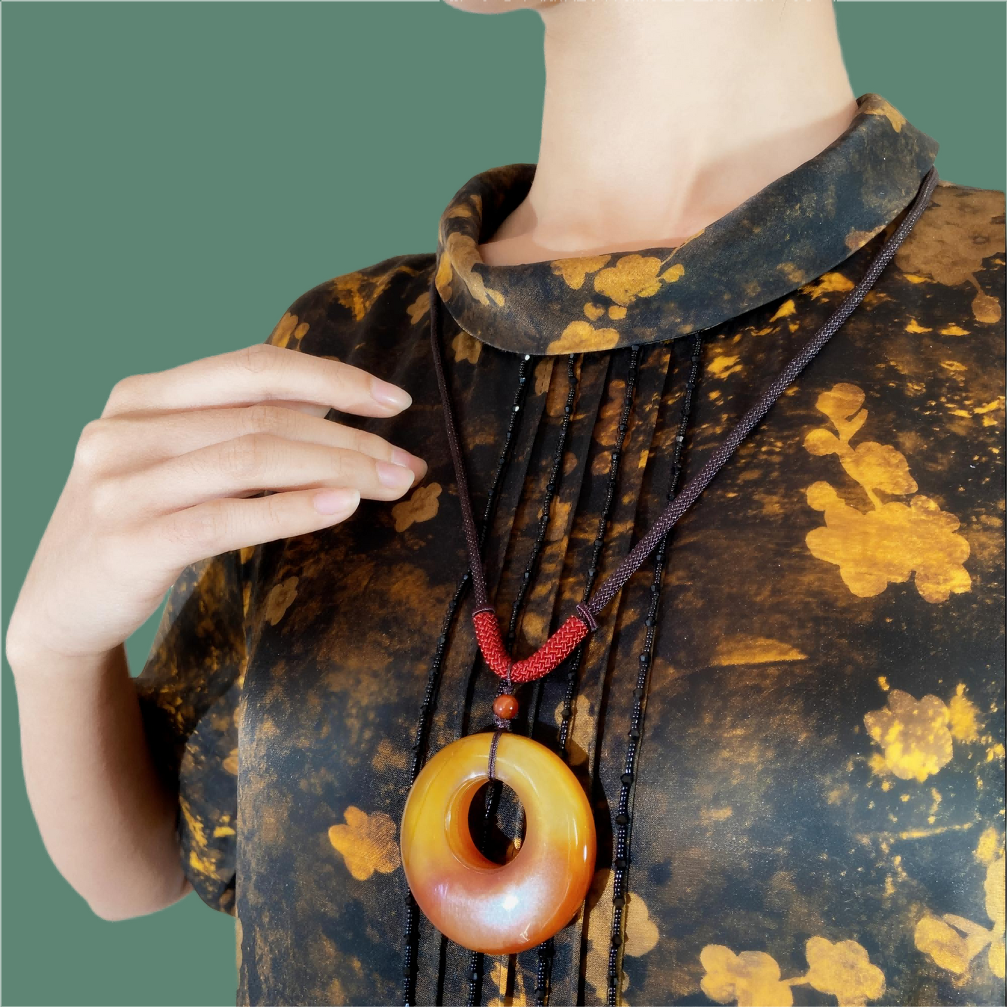 Tibetan Red Agate Buddha Dzi Peace Lock Pendant – Healing Donut Amulet for Protection, Vitality & Spiritual Harmony