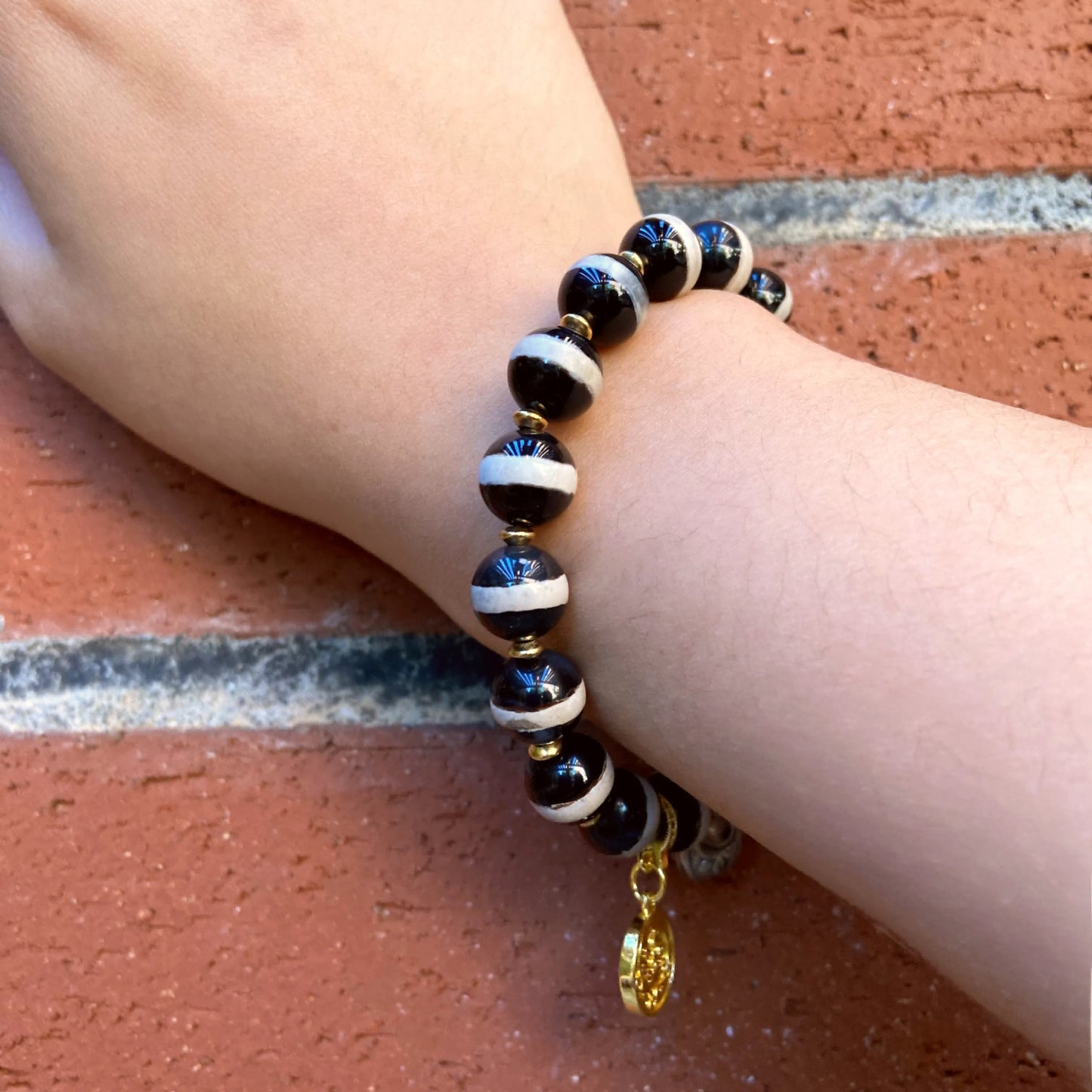 Pure Black and White Tiger Tooth Dzi Bracelet – Strength, Balance & Protection”