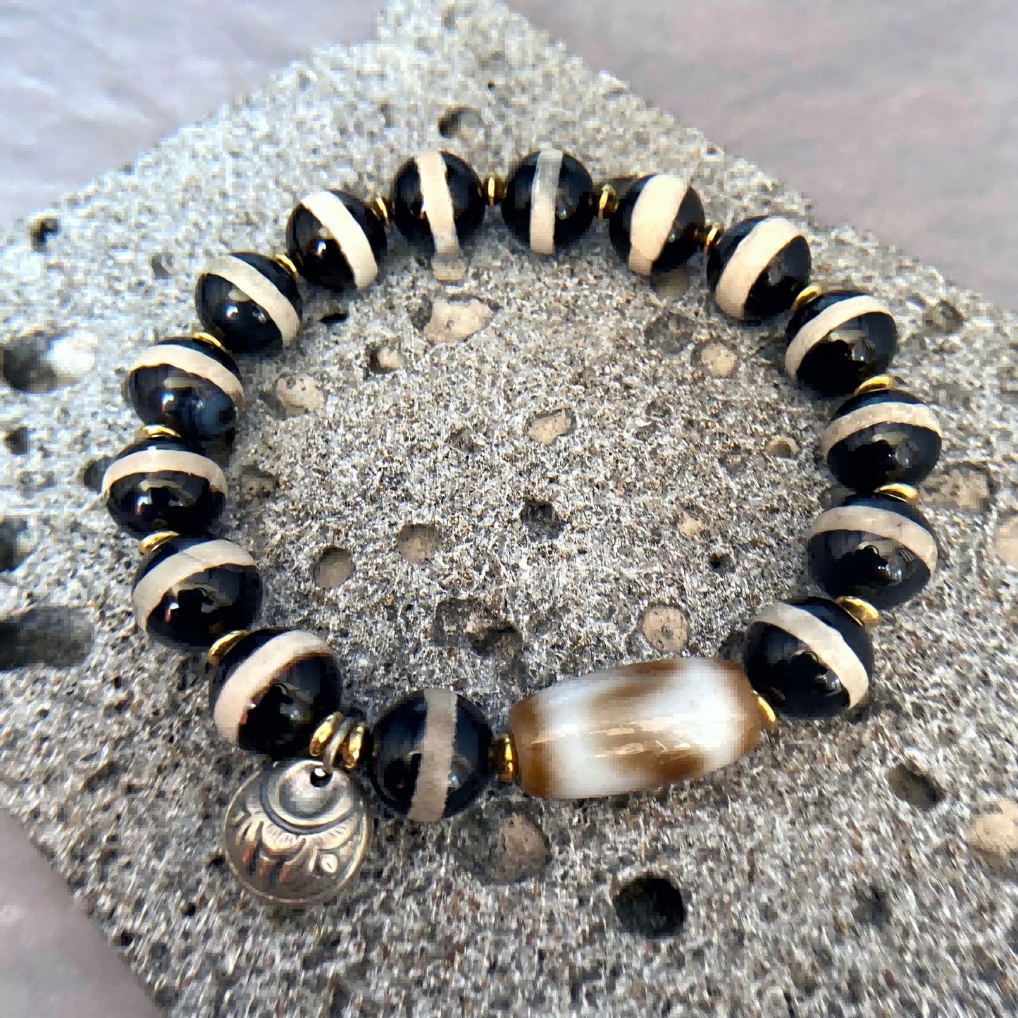 Pure Black and White Tiger Tooth Dzi Bracelet – Strength, Balance & Protection”