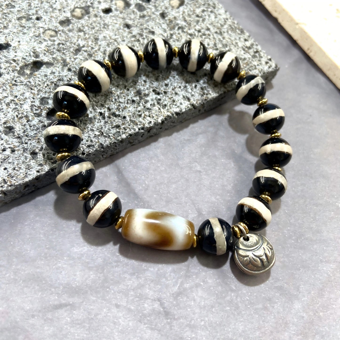 Pure Black and White Tiger Tooth Dzi Bracelet – Strength, Balance & Protection”