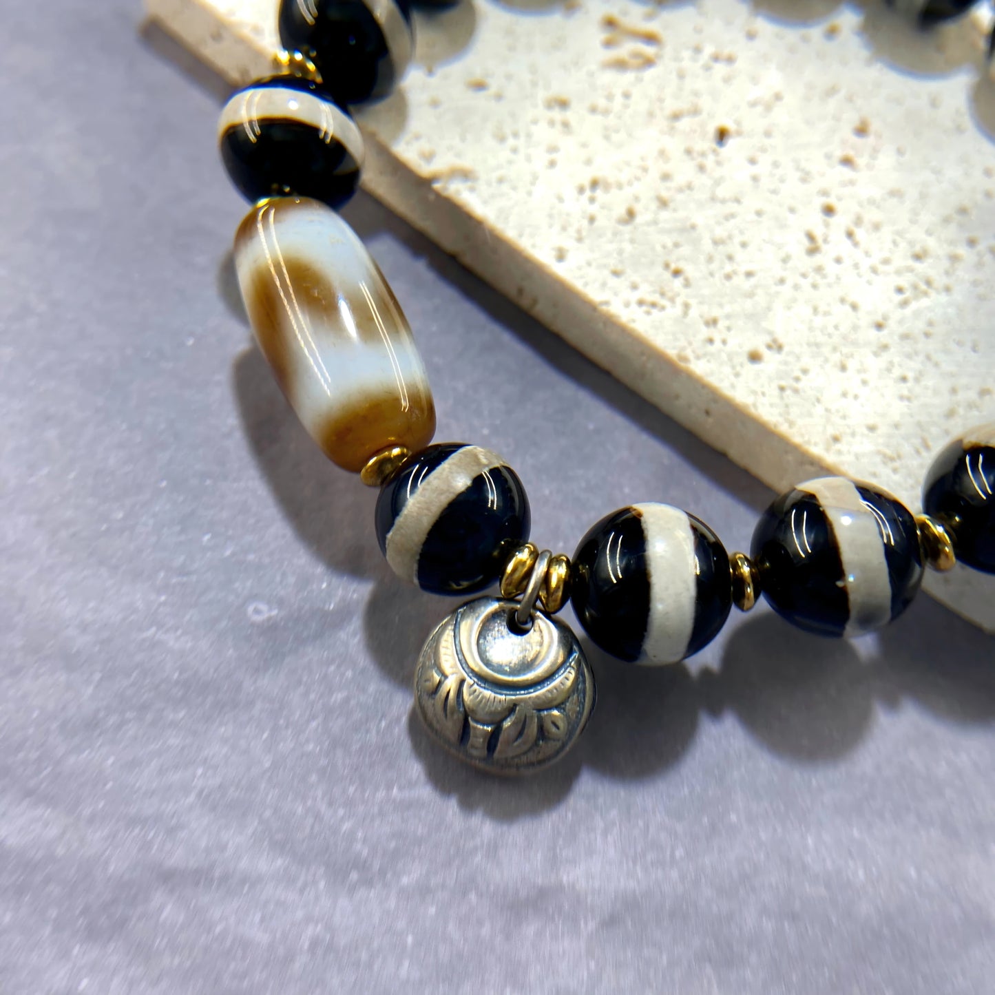 Pure Black and White Tiger Tooth Dzi Bracelet – Strength, Balance & Protection”