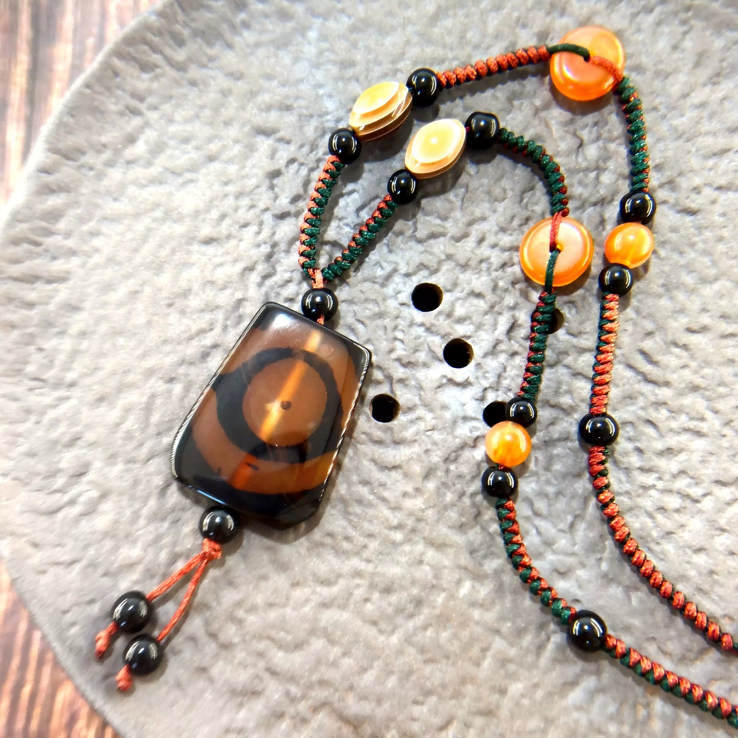 Double-Eye Dzi Bead Necklace – Tibetan Amulet for Harmony, Protection & Spiritual Insight
