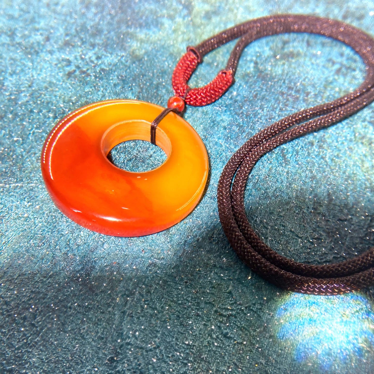 Tibetan Red Agate Buddha Dzi Peace Lock Pendant – Healing Donut Amulet for Protection, Vitality & Spiritual Harmony
