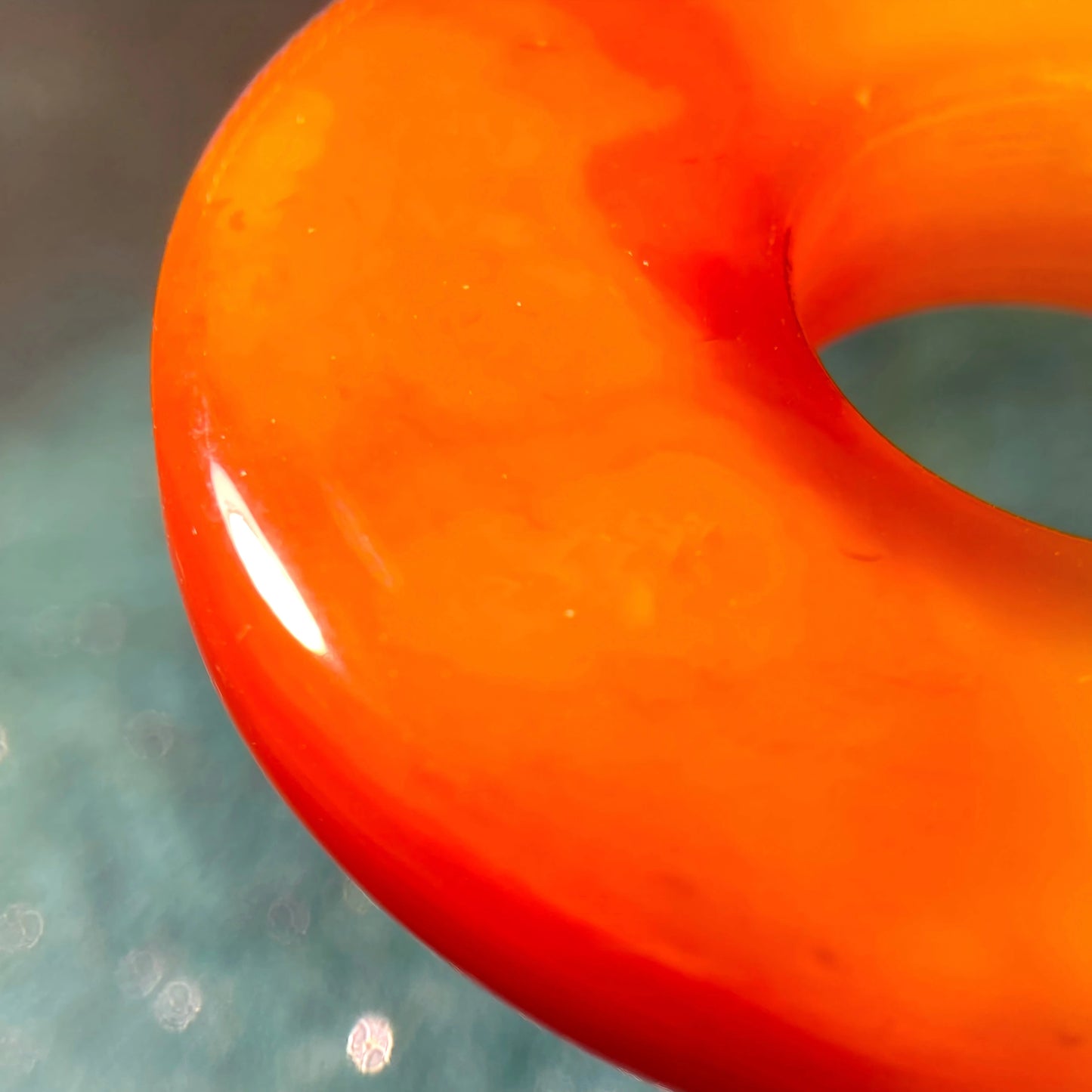 Tibetan Red Agate Buddha Dzi Peace Lock Pendant – Healing Donut Amulet for Protection, Vitality & Spiritual Harmony