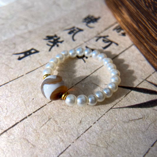 Tiger Tooth Dzi Bead & Pearl Ring – Tibetan Protection Amulet for Energy Balance, Wisdom & Inner Power
